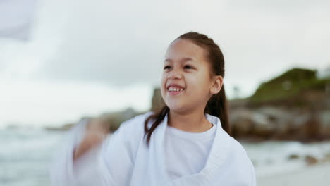 playa, pelea de karate o niño aprendiendo artes marciales