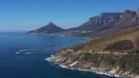 Impresionante-Vista-Sobre-La-Toma-Aérea-De-La-Bahía-De-Sudáfrica