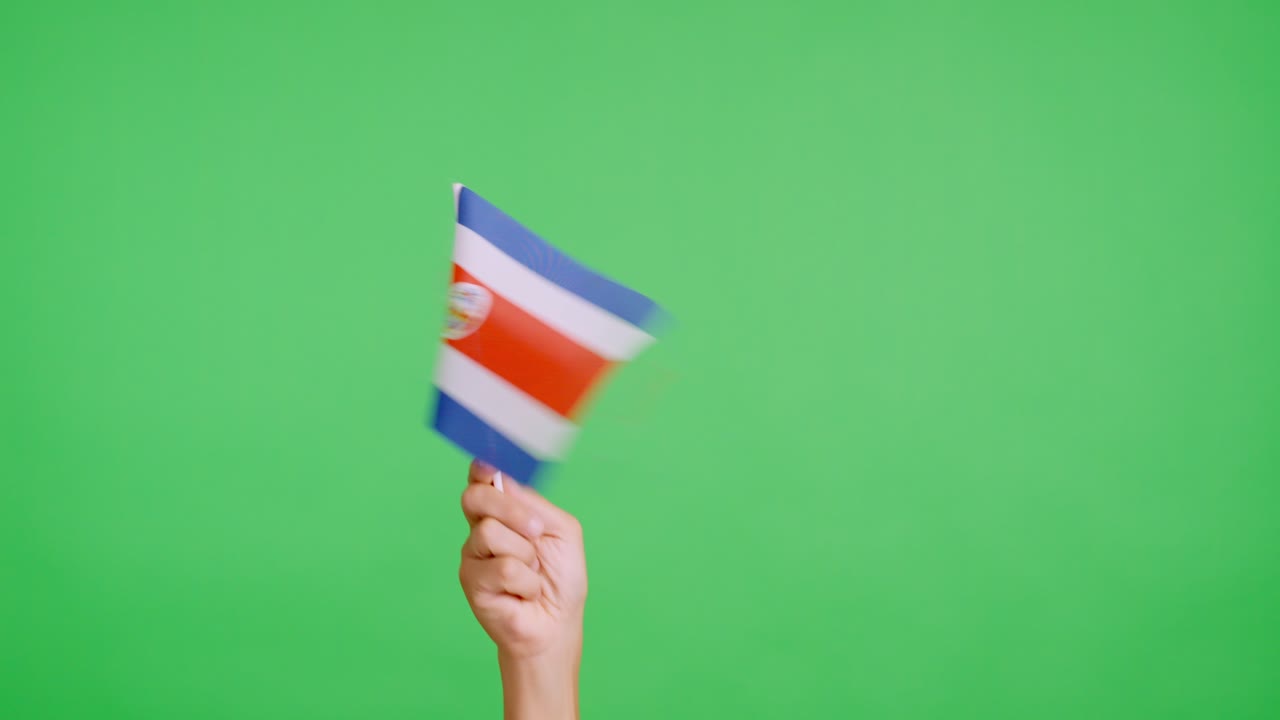 Hånd som vifter med et costaricansk flaggvimpel