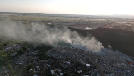 una toma estática de un dron captura la coexistencia de una aldea rural y una planta de procesamiento de residuos en sudáfrica.