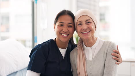 Krankenhaus,-Krankenschwester-Und-ältere-Frau-Umarmen-Sich-Zum-Trost