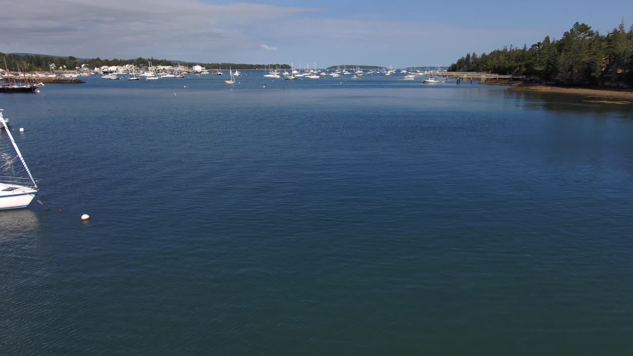 drone volando sobre el puerto suroeste en maine