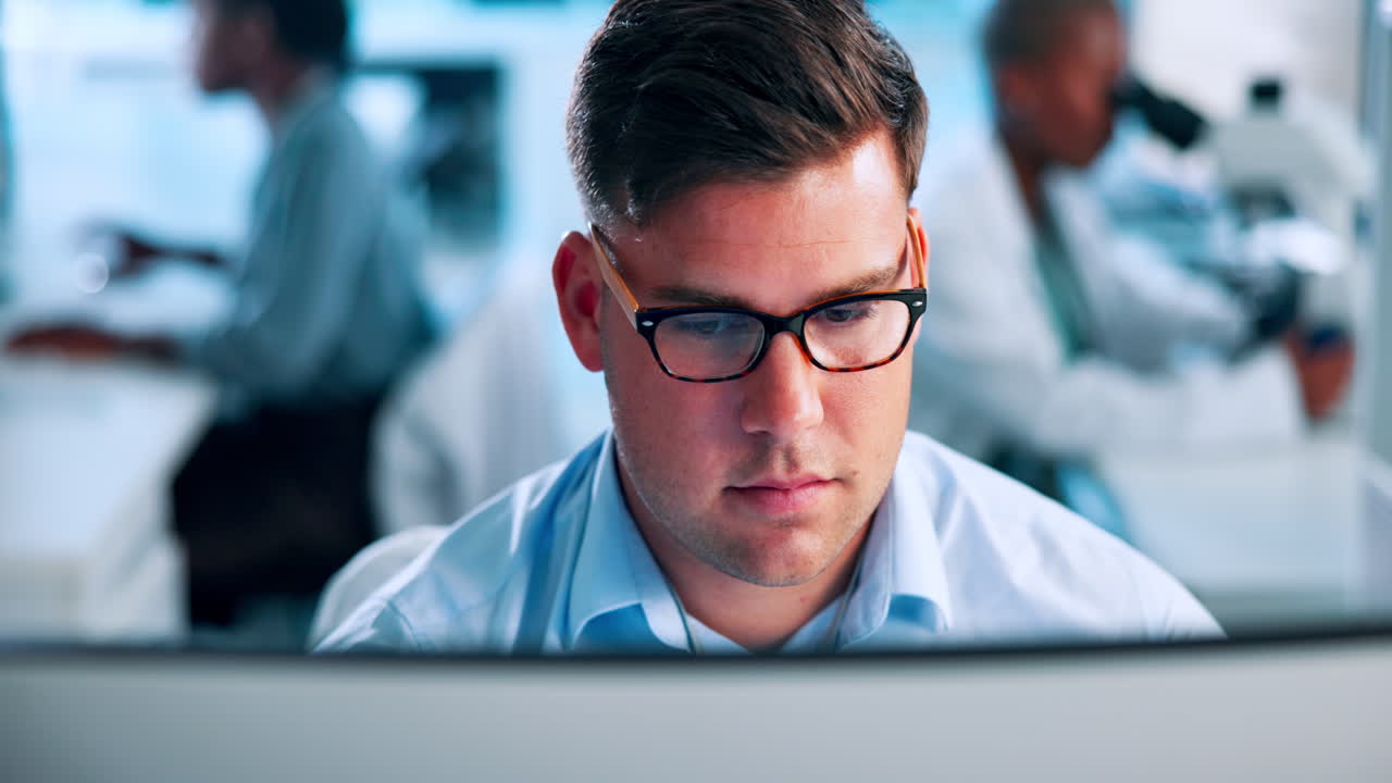 científico trabajando en una computadora en un laboratorio