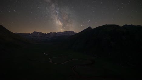 lapso nocturno del movimiento de las estrellas y la vía láctea sobre el valle de aguas tuertas, en los pirineos de huesca, españa