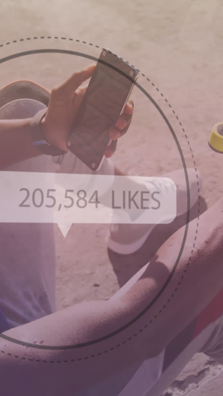 animación de iconos de los medios sobre un hombre afroamericano que usa un teléfono inteligente en la playa