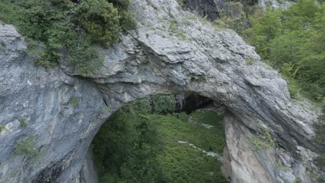 Impresionantes-Imágenes-Tomadas-Con-Drones-Que-Muestran-La-Impresionante-Belleza-De-La-Naturaleza-Salvaje-De-Italia,-Con-Bosques,-Paisajes-Escarpados-Y-Naturaleza-Virgen.