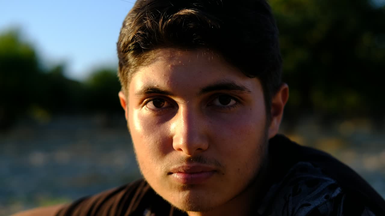 젊은 남자가 카메라를 보고 있습니다.