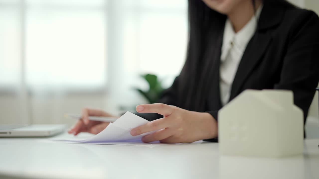 mujer gerente de negocios de mano cercana comprobando documentos de préstamo hipotecario informes papeles formulario de solicitud de la empresa o registro de reclamación, documentos de contrato en la oficina.