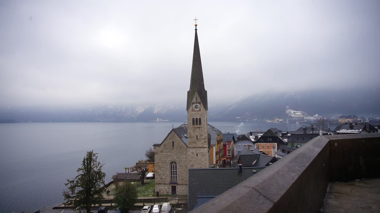 호수 옆에 있는 할슈타트라는 마을에서 오스트리아의 유럽에서 촬영한 클립