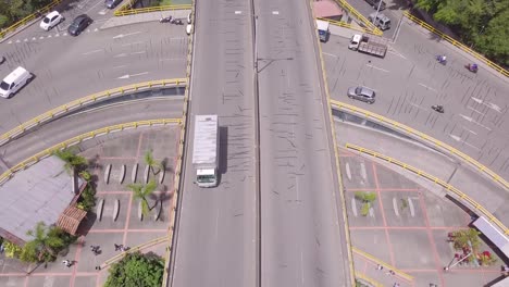 increíble toma aérea de aguacatala y envigado y sabaneta, día soleado
