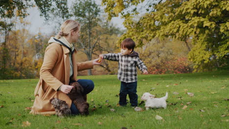 Baby-Mit-Mutter-Und-Welpe-Spielen-Im-Park