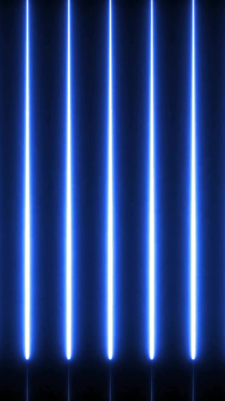 Animazione di raggi di luce blu verticali su sfondo scuro.
