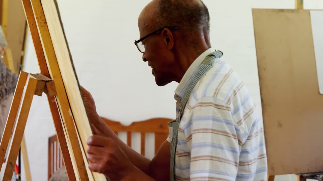 Artista uomo che disegna uno schizzo di donna su tela 4k
