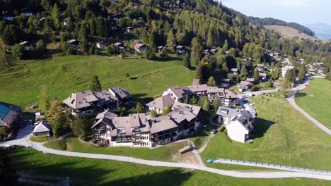 tomada de un avión no tripulado de un pequeño pueblo en suiza junto a moleson hill