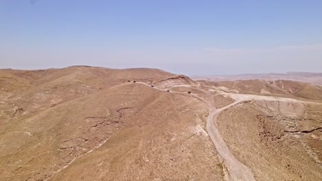 el suv está conduciendo en el desierto fuera de la carretera 4