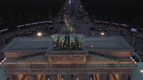 Primer-Plano-De-La-Escultura-Quadriga-En-La-Parte-Superior-De-Brandenburger-Tor.-Imágenes-Aéreas-Descendentes-De-Un-Carro-Tirado-Por-Cuatro-Caballos.-Berlín,-Alemania