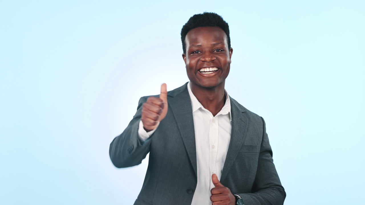 cara, emocionado y un hombre negro con los pulgares hacia arriba