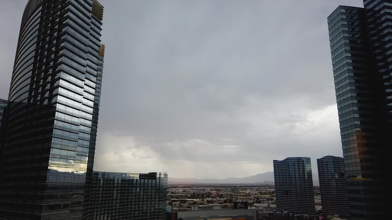 hermosas nubes moviéndose entre torres de hotel en las vegas