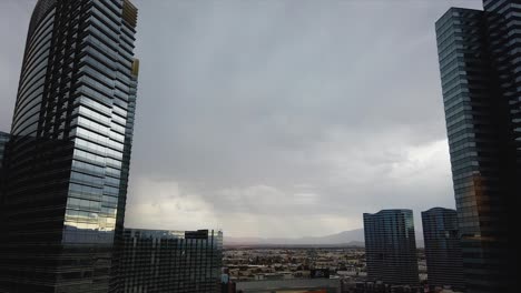 Schöne-Wolken,-Die-Zwischen-Hoteltürmen-In-Las-Vegas-Vorbeiziehen