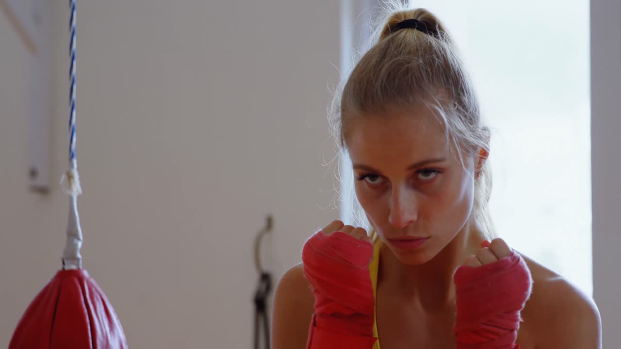 피트니스 스튜디오 4k에서 권투를 연습하는 여성 권투 선수