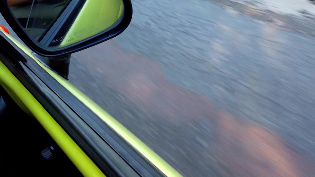 Specchietto retrovisore laterale in auto. Riprese in movimento