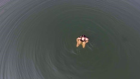 Vogelperspektive-Der-Schönen-Frau,-Die-Wasser-Tritt