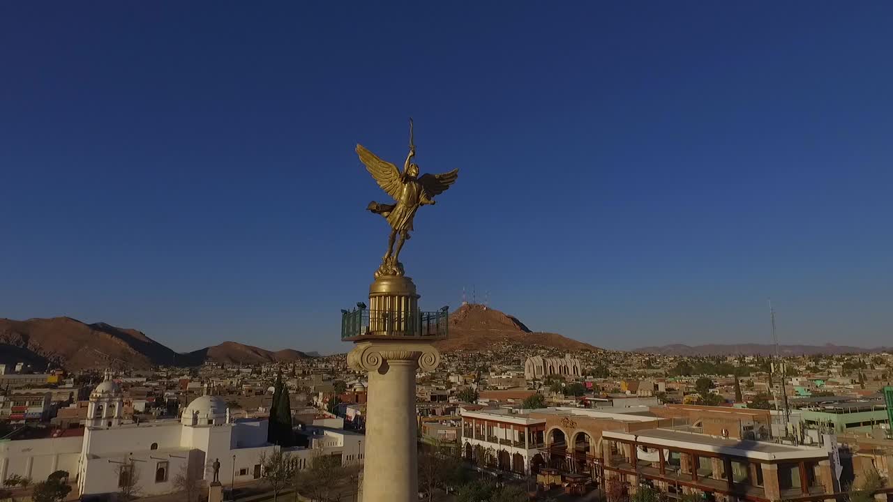 자유의 천사, 히달고를 기리는 치와와의 기념물