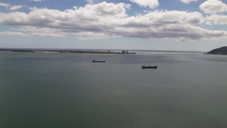 barcos en el río sado, portugal