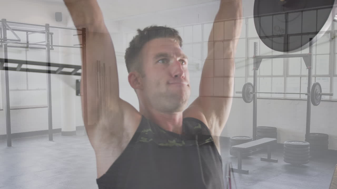 백인 남자가 바벨 무게를 들어 올리는 복합체육관