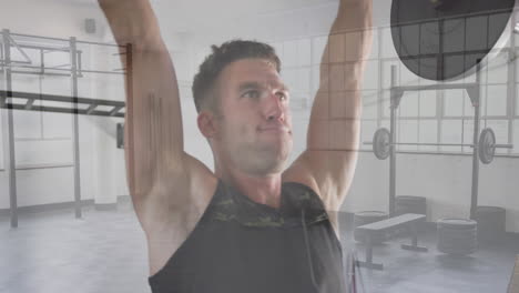 compuesto de hombre caucásico levantando pesas con barra, y gimnasio