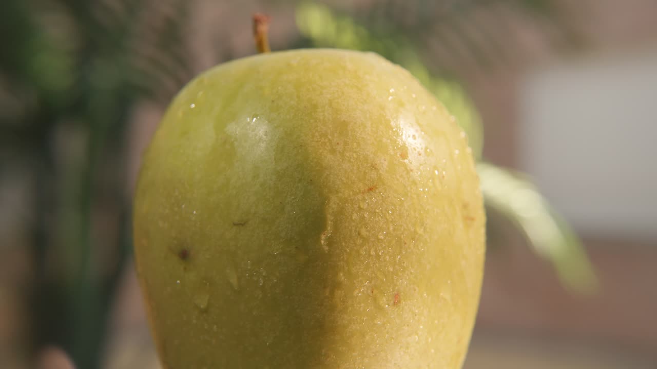 Mela Verde Rotante con Goccioline d'Acqua Fresca