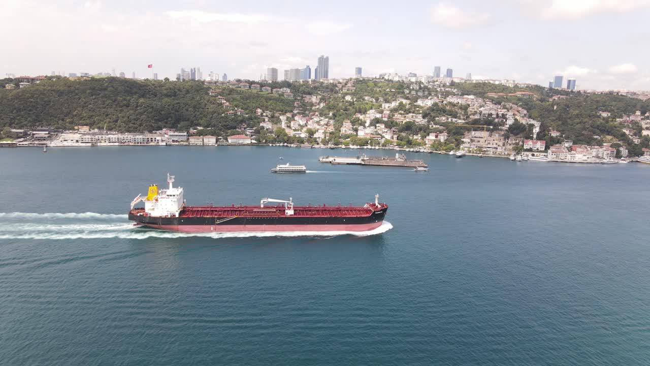 도시 전망이 있는 배