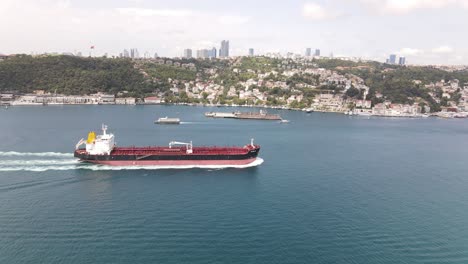 barco con vista a la ciudad