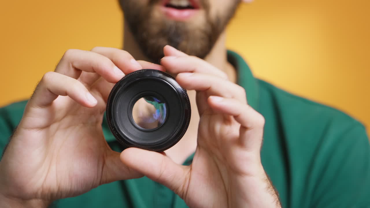 создатель контента тестирует линзу камеры