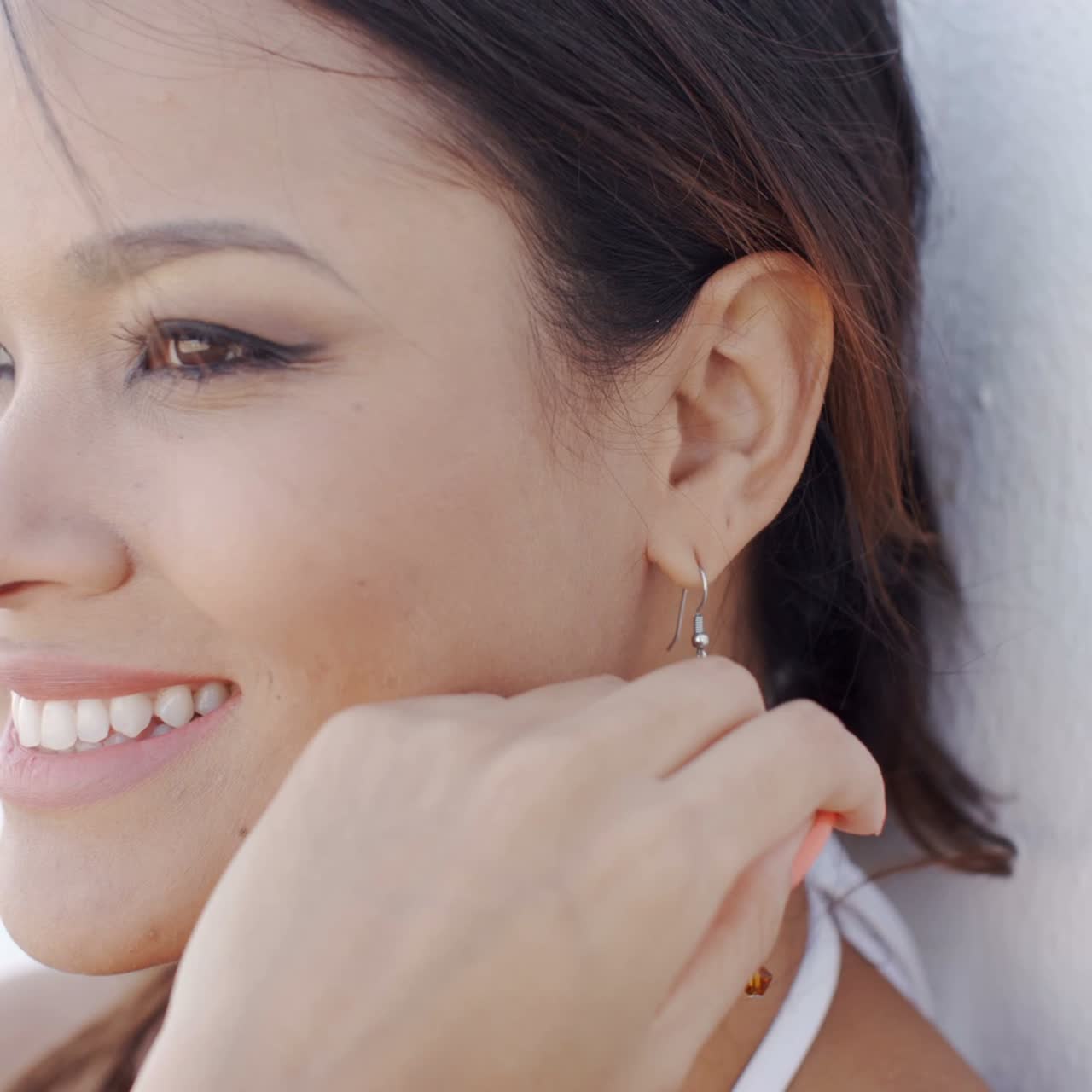 mujer joven elegante sonriente