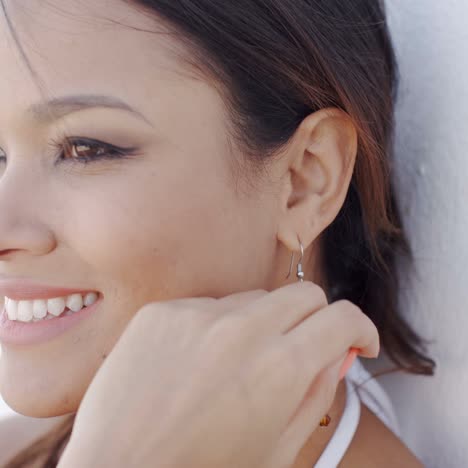 mujer joven elegante sonriente