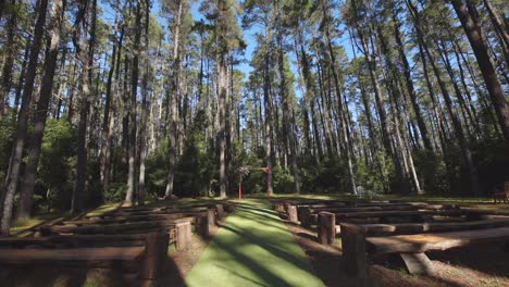 Lugar-De-La-Ceremonia-De-Boda-En-El-Bosque-Con-Bancos-De-Madera---Arco-De-Flores