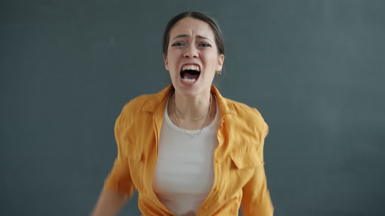 una mujer expresando su ira.