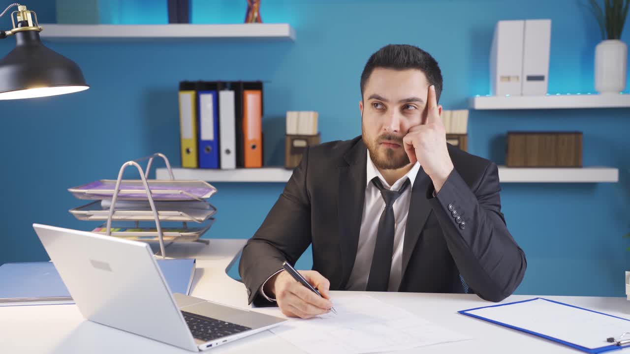 el hombre de negocios piensa y se alegra cuando le viene a la mente una idea lógica.