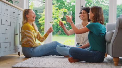 Eine-Gruppe-Von-Freundinnen-Entspannt-Sich-Zu-Hause,-Sitzt-In-Der-Lounge-Und-Unterhält-Sich-Bei-Einem-Glas-Wein