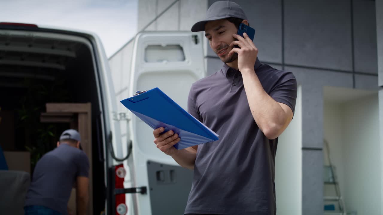 vídeo de seguimiento del repartidor llamando a un cliente