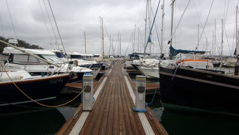 Weitwinkelaufnahme-Von-Booten-Und-Yachten,-Die-Im-Schwimmenden-Hafen-Des-Yachthafens-Von-Mylor-Festgemacht-Haben