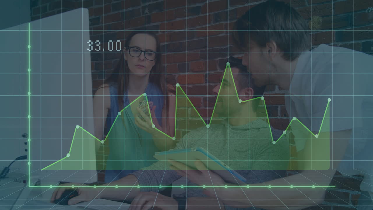 animación del procesamiento de datos financieros sobre diversas personas de negocios