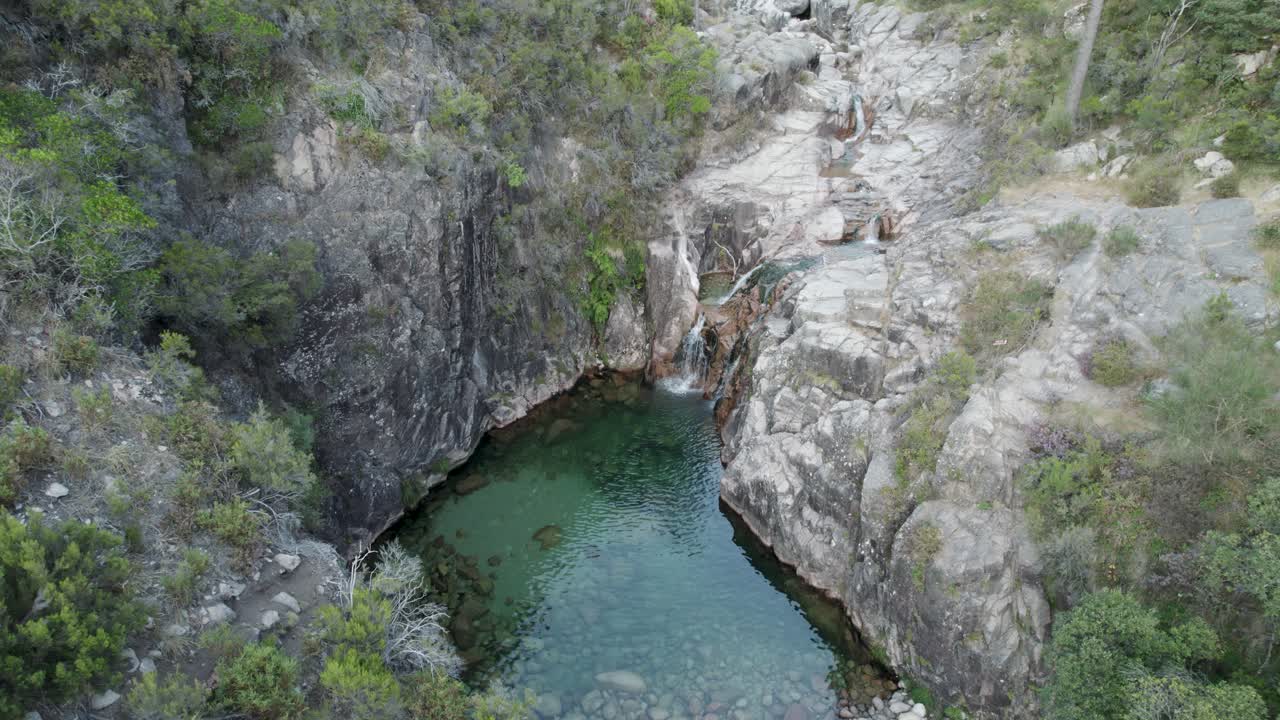 piscina natural en cascatas de fecha de barjas en el parque nacional peneda-geres, portugal