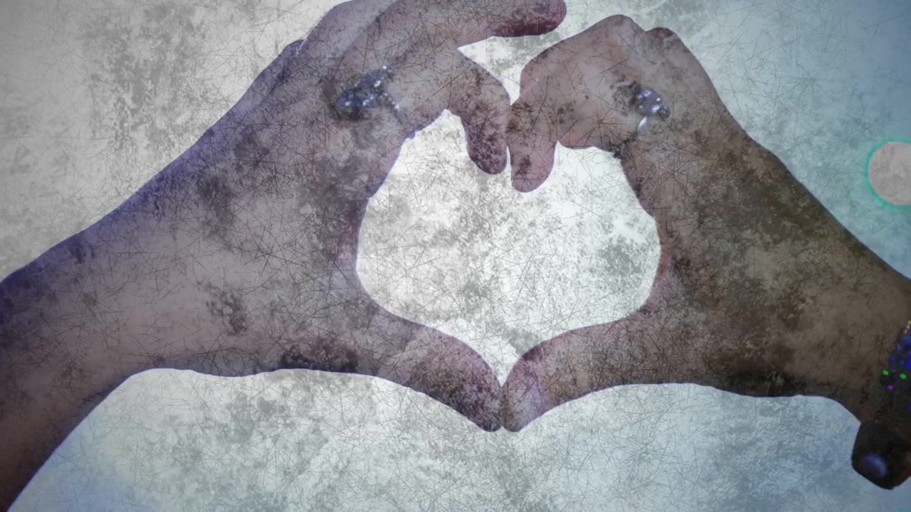 Video vertical: Manos que se tocan formando un corazón y tocando un teléfono en un fondo claro, compartiendo amor.