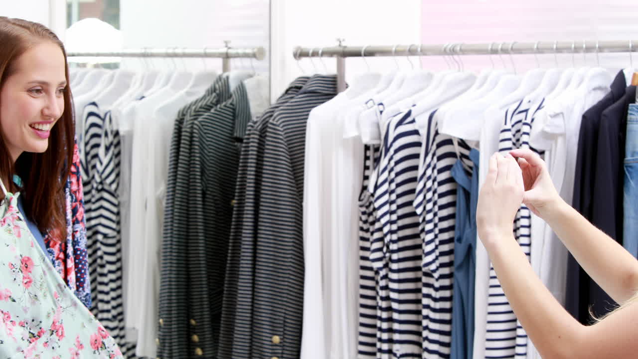 행복한 친구들이 함께 쇼핑을 합니다.