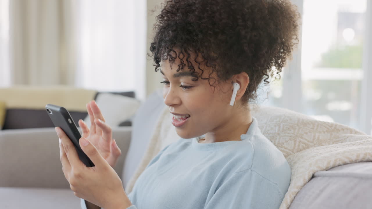 Donna che ascolta musica in streaming sul suo telefono mentre indossa