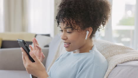 Woman-streaming-music-on-her-phone-while-wearing