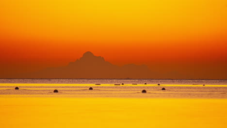 Goldener-Himmel-Keine-Wolken-Sonnenuntergang-Sonnenaufgang-Zeitraffer-Naturlandschaft-Am-Strand