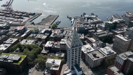 Toma-Aérea-De-La-Torre-Smith-De-Pie-Sobre-El-Barrio-De-La-Plaza-Pionera-En-Seattle